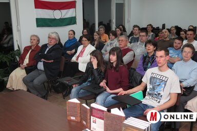 A rendhagyó történelemóra áhítattal kezdődött (Stanyó Gábor felvétele)