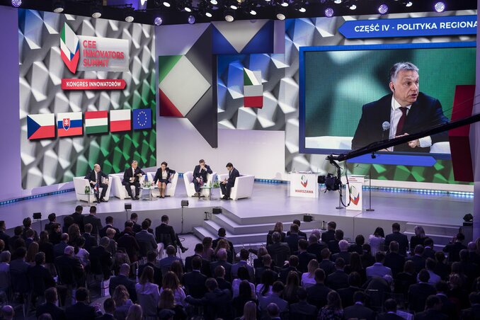 A négy kormányfő a csúcstalálkozót követően a Kelet-Európai Fejlesztők Kongresszusán vett részt Varsóban (Fotó: MTI)