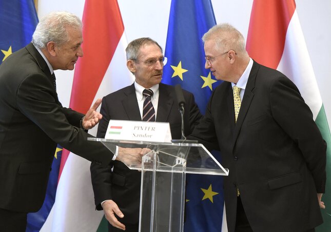 Dimitrisz Avramopulosz, Pintér Sándor és Trócsányi László a sajtótájékoztatót követően (Fotó: MTI)