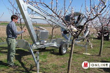 Igor Šipraga bemutatja a szélkészítő gépet (Fotó: Paszterkó Erika)