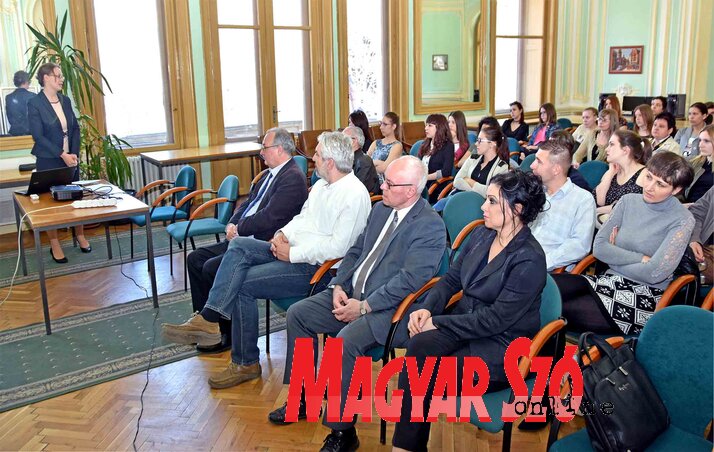 Dr. Érfalvy Lívia előadását tartja Dr. Érfalvy Lívia előadását tartja