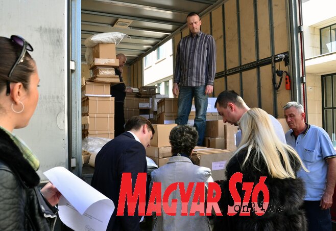 Megérkeztek tegnap Újvidékre, a Tartományi Képviselőházba a vajdasági szavazólapok (Dávid Csilla felvétele)