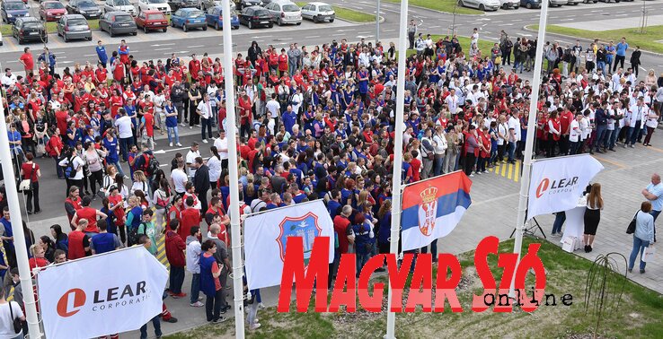 Csaknem 1500 dolgozót foglalkoztat az újvidéki gyár – A munkások is jelen voltak a tegnapi ünnepségen (Ótos András felvétele) Csaknem 1500 dolgozót foglalkoztat az újvidéki gyár – A munkások is jelen voltak a tegnapi ünnepségen (Ótos András felvétele)