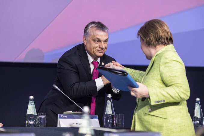 Az elmaradhatatlan kézcsók Angela Merkellel (Fotó: MTI)