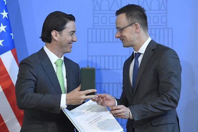Szijjártó Péter átadja a kitüntetést Amos J. Hochsteinnek (Fotó: MTI)