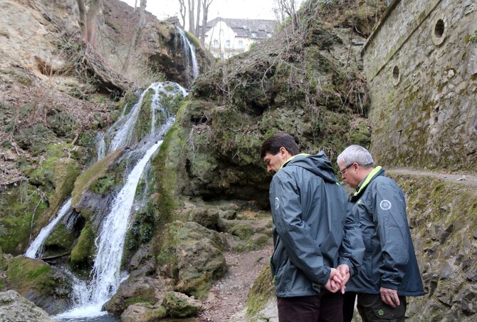 Az államfő és a földművelésügyi miniszter a lillafüredi vízesésnél (Fotó: MTI)