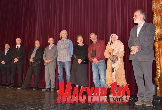 Az alkotók egy csoportja a bemutató után az Uránia Nemzeti Filmszínház színpadán