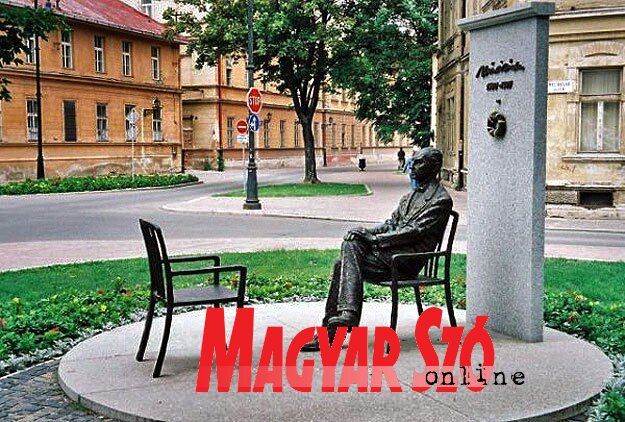 Hosszas kutatás után azonosították be a Szegfű utcát Kassán, ahogyan éppen akkor hívták az utcát, ahol Márai gyermek- és fiatalkorát töltötte. Az Egy polgár vallomásai, A gyertyák csonkig égnek szerzője, sokak szerint Kosztolányi utódja, a XXI. században Hosszas kutatás után azonosították be a Szegfű utcát Kassán, ahogyan éppen akkor hívták az utcát, ahol Márai gyermek- és fiatalkorát töltötte. Az Egy polgár vallomásai, A gyertyák csonkig égnek szerzője, sokak szerint Kosztolányi utódja, a XXI. században