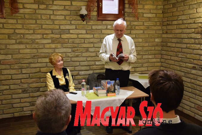 A házigazda Ötágú Síp részéről az elnök asszony, dr. Horváth István Károlyné és a szerző (Nagy Magdolna felvétele) A házigazda Ötágú Síp részéről az elnök asszony, dr. Horváth István Károlyné és a szerző (Nagy Magdolna felvétele)
