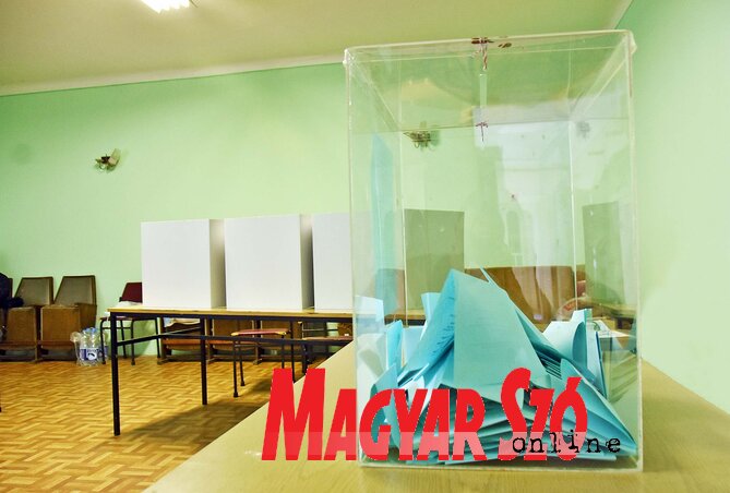 Begyűjtött voksok Zentán (Gergely Árpád felvétele)