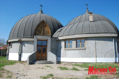 Az oldalsó ajtóktól gránitkockás járda vezet majd az oldalsó kapukig