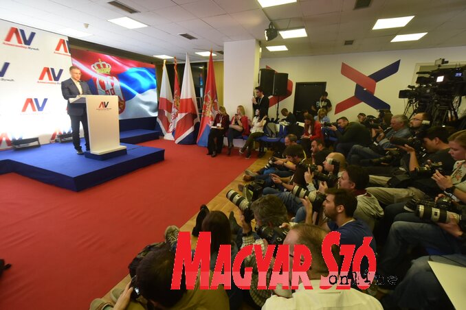 A média képviselőinek gyűrűjében (fotó: Ótos András)