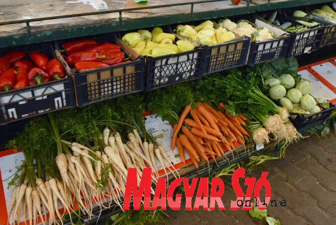 A piacokon árusított zöldségfélék származási helye sokszor kérdéses (Molnár Edvárd felvétele) A piacokon árusított zöldségfélék származási helye sokszor kérdéses (Molnár Edvárd felvétele)
