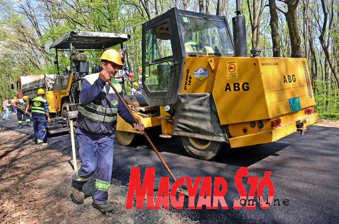 Néhány hét múlva új burkolatot kap a Norcev Szállodáig vezető útszakasz (Fotó: Dávid Csilla)