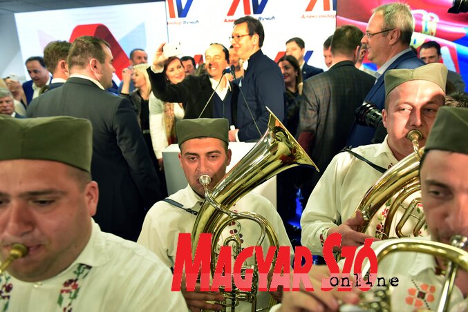 Vučić ünnepel stábjával a választás eredményének ismeretében (Ótos András felvétele)