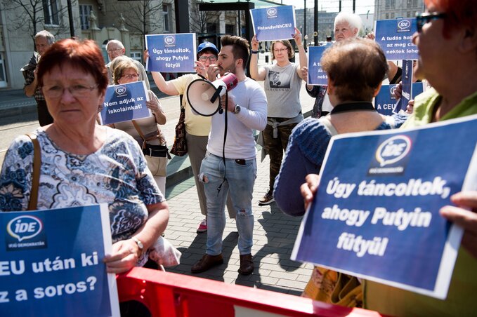 Az örök ifjakkal felerősített Ifjú Demokraták Egyesületének – a DK ifjúsági szervezetének – a demonstrációja a Közép-európai Egyetem mellett (Fotó: MTI)