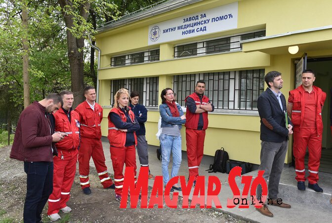 Az éjszakai ügyelet munkatársai az új helyszínen (Ótos András felvétele) Az éjszakai ügyelet munkatársai az új helyszínen (Ótos András felvétele)