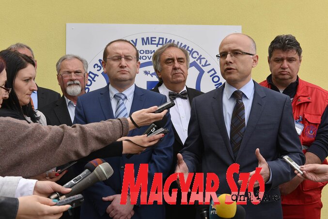 Elöl doc. dr. Zoran Gojković és Miloš Vučević, mögöttük prof. dr. Zoltan Horvat és dr. Bogdan Živanović állna (Ótos András felvétele) Elöl doc. dr. Zoran Gojković és Miloš Vučević, mögöttük prof. dr. Zoltan Horvat és dr. Bogdan Živanović állna (Ótos András felvétele)