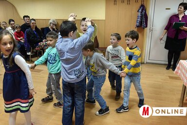 Bújj-bújj zöld ág… A többiekhez hasonlóan a tiszakálmánfalvi óvodába járó gyerekek is alkalmi, játékos fellépéssel kedveskedtek a vendégeknek és a szülőknek (Ótos András felvétele)