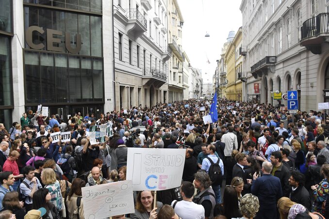 Tömeg az Élőlánc a CEU körül címmel meghirdetett demonstrációján (Fotó: MTI)