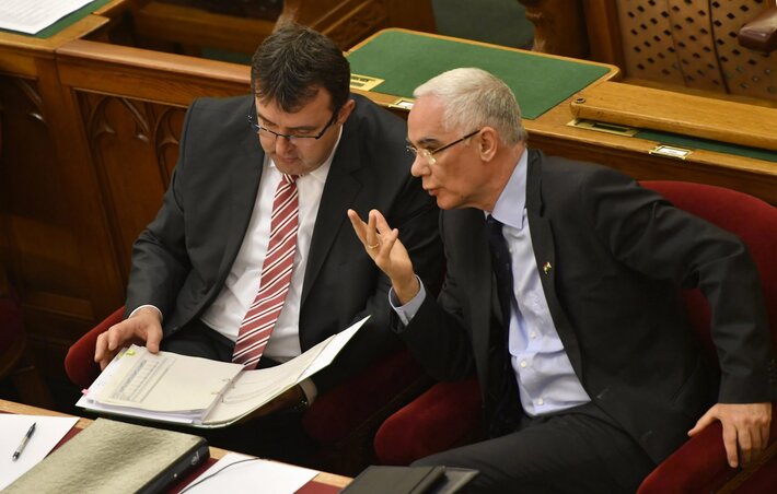 Balog Zoltán miniszter Palkovics László oktatásért felelős államtitkárhoz fordul (Fotó: MTI)