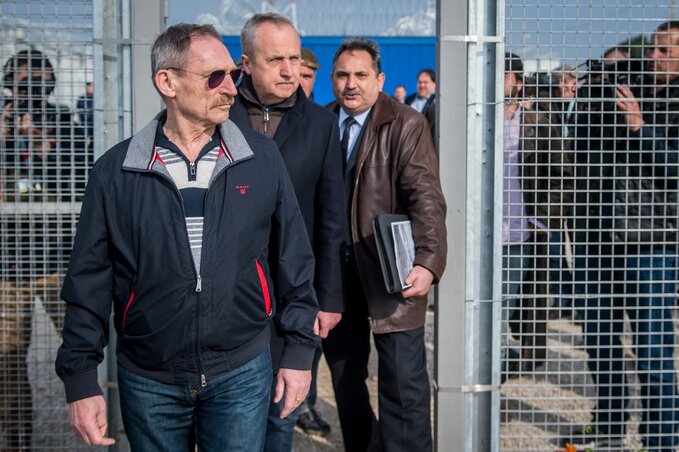 Elöl Pintér Sándor, mögötte Kontrát Károly, a Belügyminisztérium parlamenti államtitkára és Seres József, a Bevándorlási és Menekültügyi Hivatal dél-alföldi regionális igazgatója (Fotó: MTI)