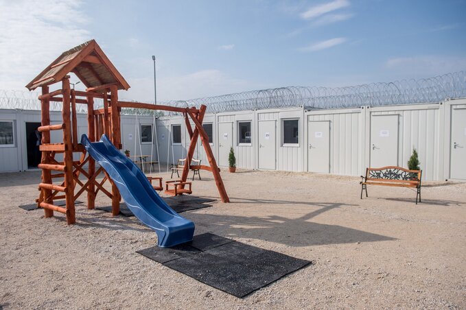 Játszótér a tranzitzónában (Fotó: MTI)