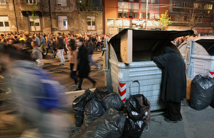 Szerbiai hétköznapok. Amíg egyesek elégedetlenül sétálnak, addig mások „elégedetten” turkálnak (Beta)
