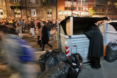 Szerbiai hétköznapok. Amíg egyesek elégedetlenül sétálnak, addig mások „elégedetten” turkálnak (Beta)