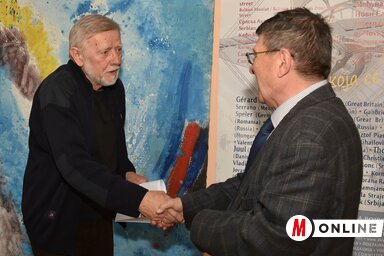 Tolnai Ottó Bordás Győzőtől átveszi a Vajdasági Írók Egyesületének Életműdíját (fotó: Ótos András)