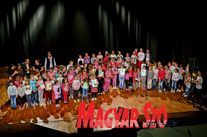 Az énekcsoportok csoportképe (kép: Dávid Csilla)