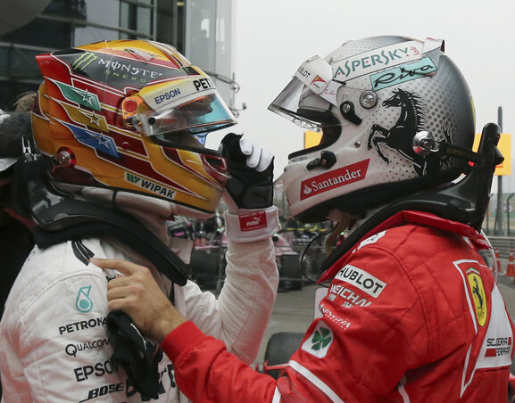 A két világbajnok, Lewis Hamilton és Sebastian Vettel egyforma pontszámmal áll az élen