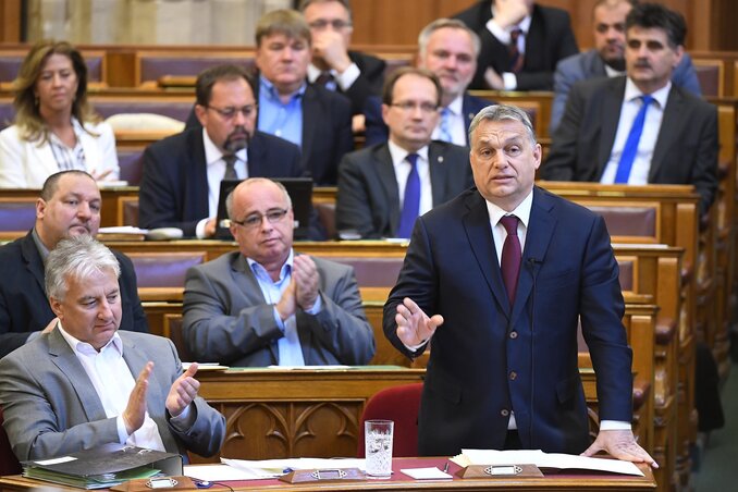 Orbán Viktor képviselői kérdésekre válaszol a parlamentben (Fotó: MTI)