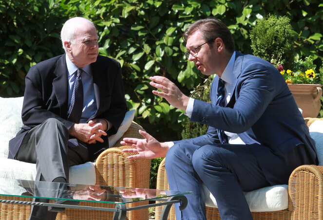 McCain és Vučić (Beta)