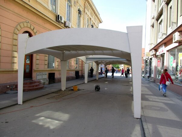 … és az idei napellenző tartószerkezete (Fotó: Fekete J. József) … és az idei napellenző tartószerkezete (Fotó: Fekete J. József)
