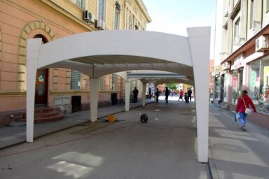 … és az idei napellenző tartószerkezete (Fotó: Fekete J. József)