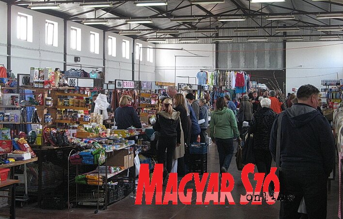 A piac a topolyaiak kedvenc találkozóhelye (Kiss Zoltán felvétele)