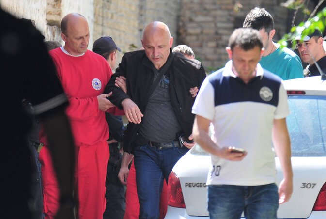 A bűnügyi rendőrség nyomozója (középütt) az incidens után (Fotó: Beta)