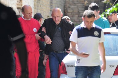 A bűnügyi rendőrség nyomozója (középütt) az incidens után (Fotó: Beta)