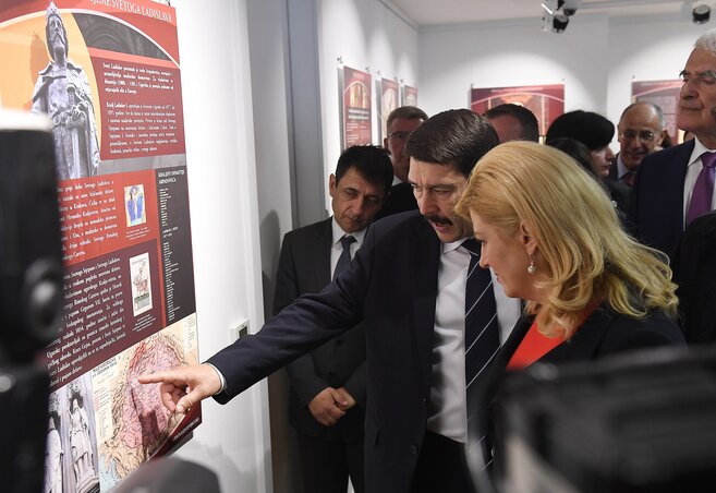 Áder János és Kolinda Grabar-Kitarović megtekintették a kiállítást (Fotó: MTI)