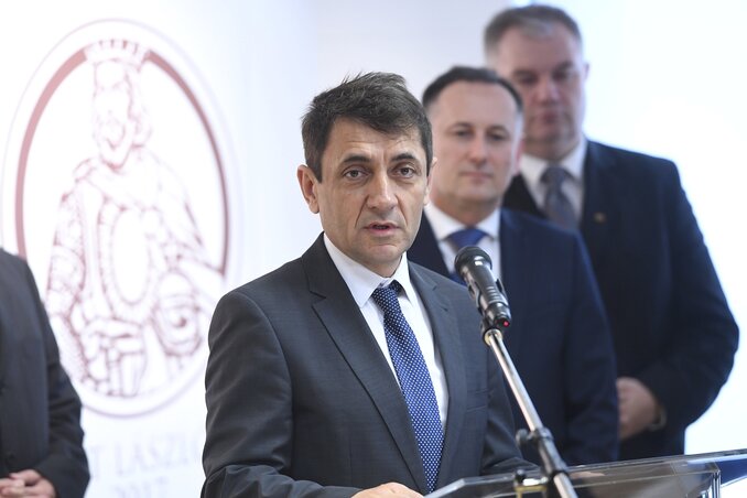 Potápi Árpád János megnyitóbeszédét tartja (Fotó: MTI)