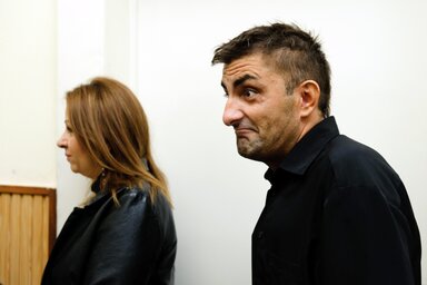 Gáspár Győző és felesége, Gáspárné Balla Bea tárgyalására várakozik 2011-ben (Fotó: MTI)