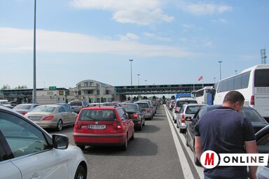 Az országba bejövő járművek zöme külföldi, a személyautók mellett egyre több busz érkezik (Paszterkó Erika felvétele)