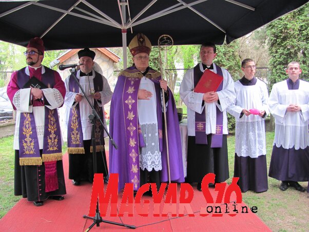 Msgr dr. Pénzes János megyéspüspök megszentelte majd „megkeresztelte” a harangokat, krizma olajjal keresztet rajzolt rájuk (Gergely Árpád felvétele) Msgr dr. Pénzes János megyéspüspök megszentelte majd „megkeresztelte” a harangokat, krizma olajjal keresztet rajzolt rájuk (Gergely Árpád felvétele)