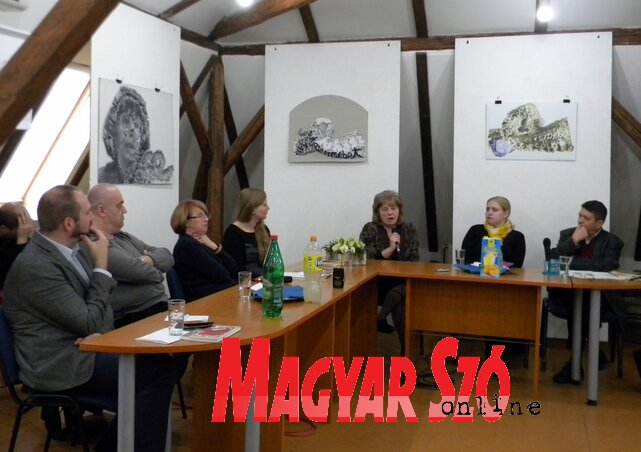 A kerekasztal-beszélgetés résztvevői (Benedek Miklós felvétele) A kerekasztal-beszélgetés résztvevői (Benedek Miklós felvétele)