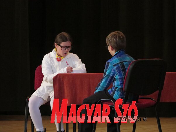 – Lássuk hát, hogyan gyógyíthatjuk meg a „matekbetegeket”? Balról a díjazott Purda Vivien (Nemesmilitics, A csodagyógyszer) – Lássuk hát, hogyan gyógyíthatjuk meg a „matekbetegeket”? Balról a díjazott Purda Vivien (Nemesmilitics, A csodagyógyszer)