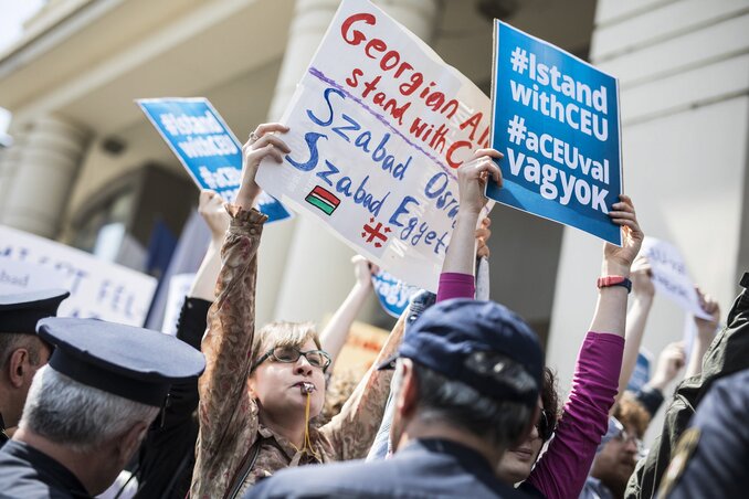 A CEU-ért tüntetők (Fotó: MTI)