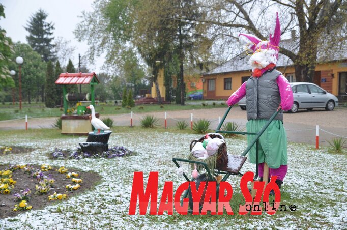 A gunarasi húsvéti nyulat is meglepte az áprilisi hó (kép: Lakatos János) A gunarasi húsvéti nyulat is meglepte az áprilisi hó (kép: Lakatos János)