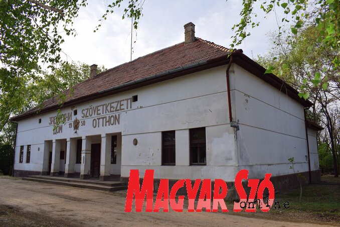 A szövetkezeti otthon épületének harmadik oszlopán fekete szalagot lobogtat a szél (kép: Máriás Endre) A szövetkezeti otthon épületének harmadik oszlopán fekete szalagot lobogtat a szél (kép: Máriás Endre)