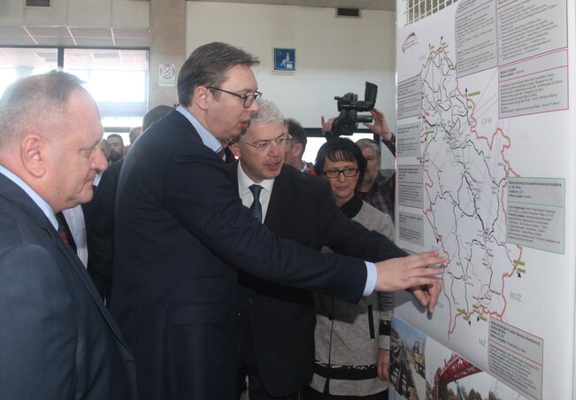 Vučić térképet – ezúttal csak a majdani vasúthálózatra vonatkozót – tanulmányoz a tegnapi leskovaci avatóünnepségen (Fotó: Beta)